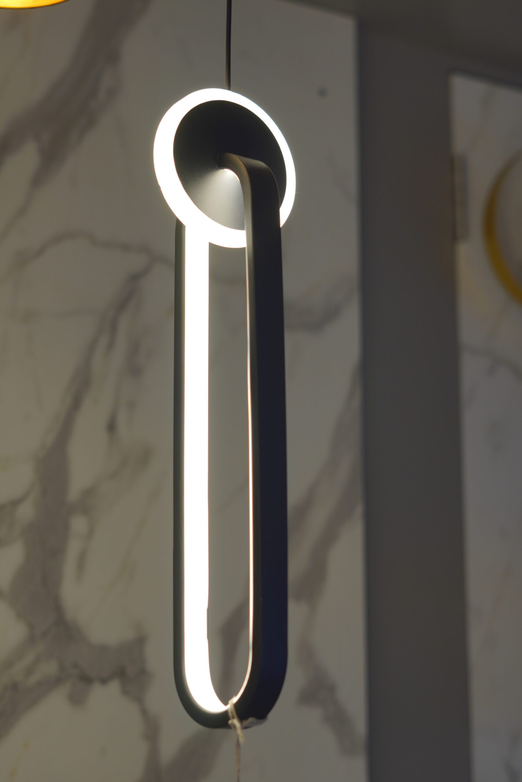 VL BLACK HANGING 119